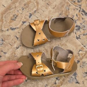 Salt Water Sandals by Hoy Gold Heart Cut-Out Kids Sandals